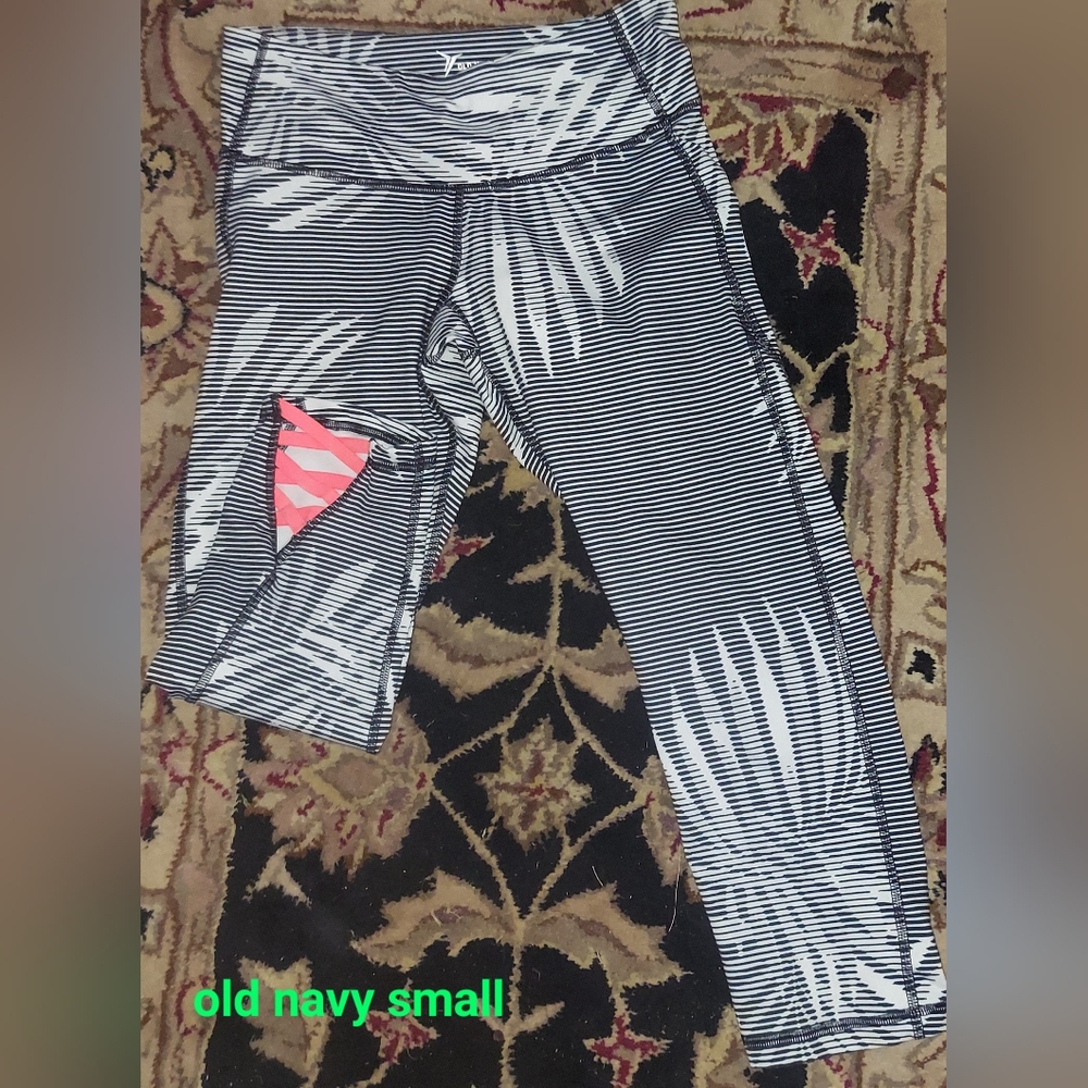 Old Navy Black and White Tropical Striped Leggings